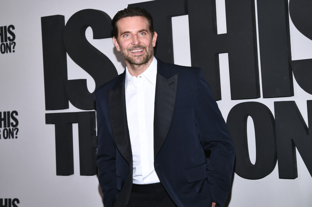 СИТЕ СЕ ПРАШУВААТ ШТО МУ СЕ СЛУЧИЛО: Бредли Купер пристигна на премиера на филм и ги загрижи обожавателите (ФОТО)