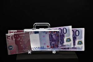 ЌЕ УЖИВААТ ВО ИЗОБИЛСТВО НА ПАРИ: 3 хороскопски знаци ќе доживеат финансиски бум во втората половина на декември