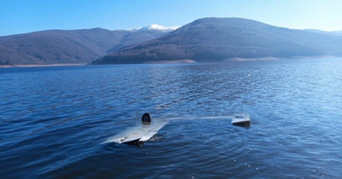 Мал авион падна во Мавровско Езеро, две лица повредени