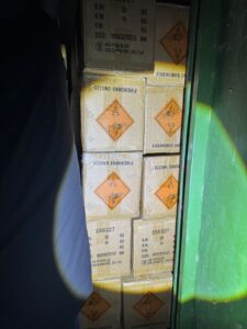 Пронајдени се над 25 тони пиротехнички средства во две товарни возила и магацини на правно лице, лишени од слобода се две лица, од кои едното е полициски службеник