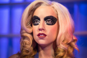 (Видео) Дождот направи проблем: Танчер падна од сцената, Лејди Гага го стопираше настапот