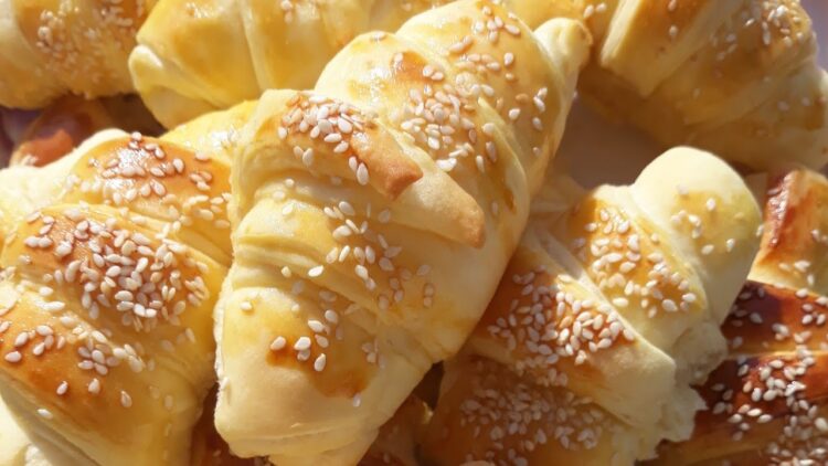 РЕЦЕПТ НА ДЕНОТ: Путер кифлички кои ќе ви испаднат без грешка