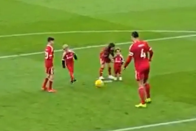 Емотивна сцена: Децата на Жота играа на теренот заедно со Ван Дајк (ВИДЕО)