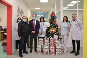 Пакетчиња и желби за побрзо оздравување на дечињата згрижени на педијатрија во Гостивар