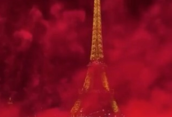 Приведени 40 лица поради непријавен огномет во близина на Ајфеловата кула