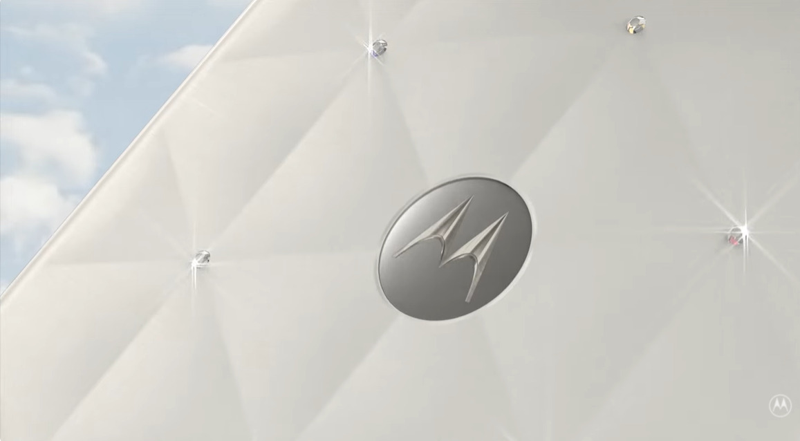 (ВИДЕО) Ново издание на Motorola Edge 70: Специјална боја и кристали Swarovski