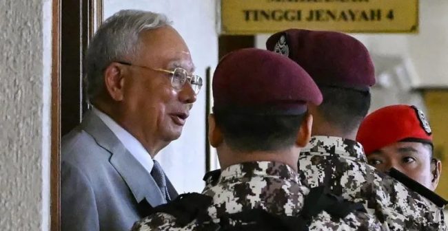 ЕКСПРЕМИЕРОТ НА МАЛЕЗИЈА РАЗАК ОСУДЕН НА 15 ГОДИНИ ЗАТВОР ЗА ПРОНЕВЕРА НА 4,5 МИЛИЈАРДИ ДОЛАРИ