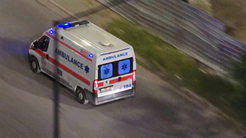 Ќе се набавуваат 100 нови амбулантни возила, решен и паркингот на Клинички