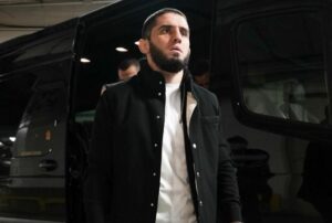 Махачев со совет до борците: Научете англиски и правете шоу