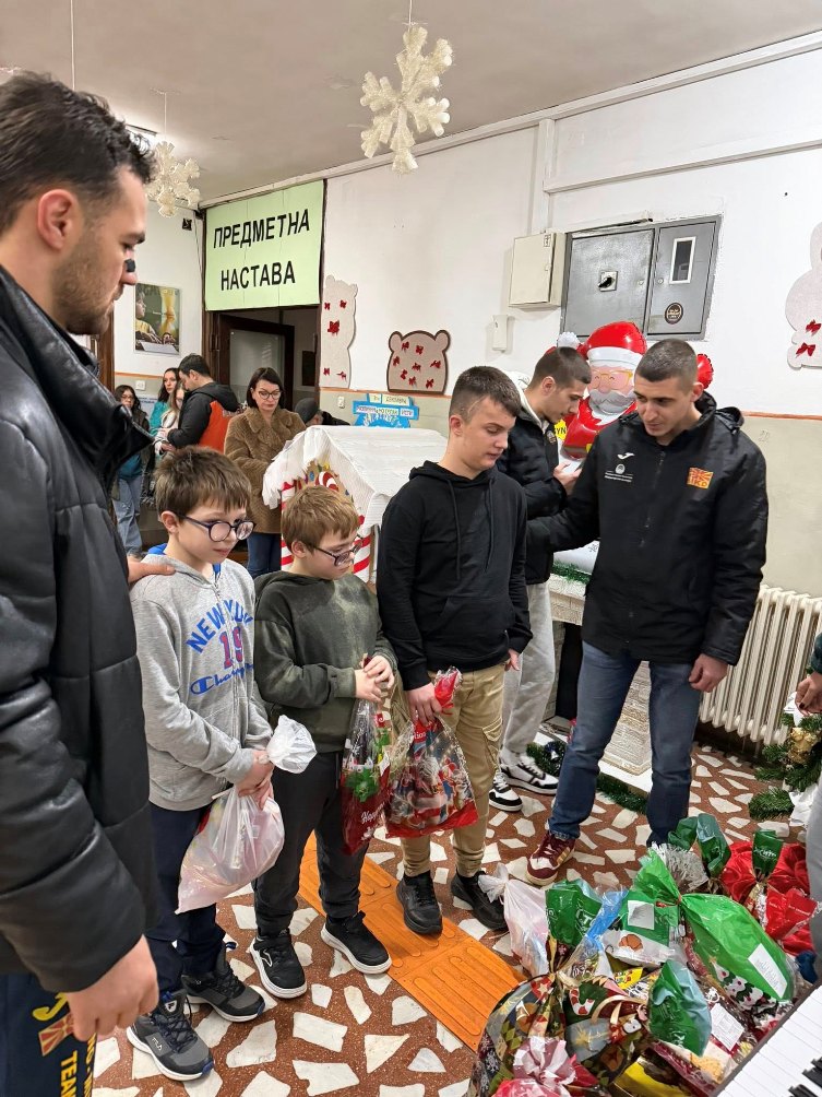 Илиоски и Бузалковски поделија пакетчиња на децата од ДУ за деца и младинци со оштетен вид „Димитар Влахов“