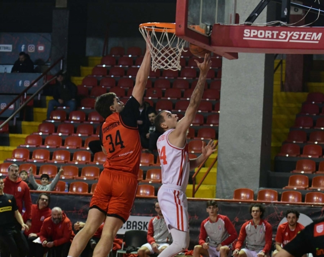 Работнички се спаси во последната четвртина – следува „вечно“ дерби во Купот