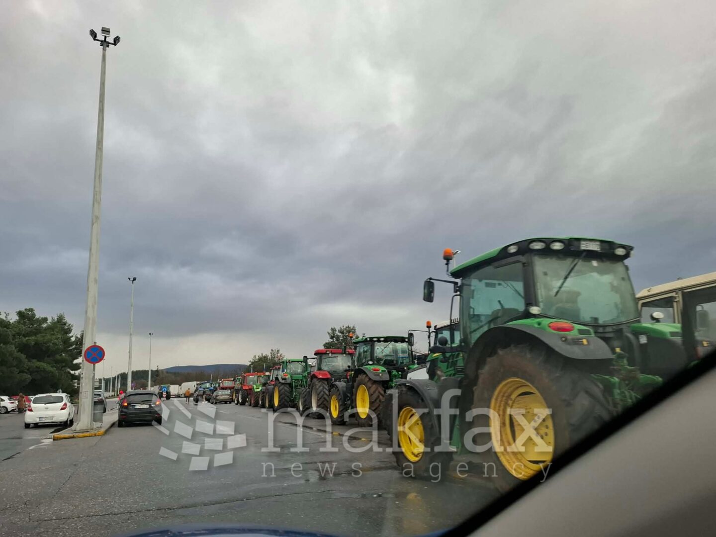 Земјоделците низ цела Грција ги засилуваат блокадите