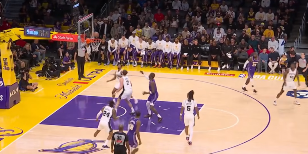 Дончиќ и Леброн го наполнија кошот на противникот, но Лејкерс загуби (Видео)