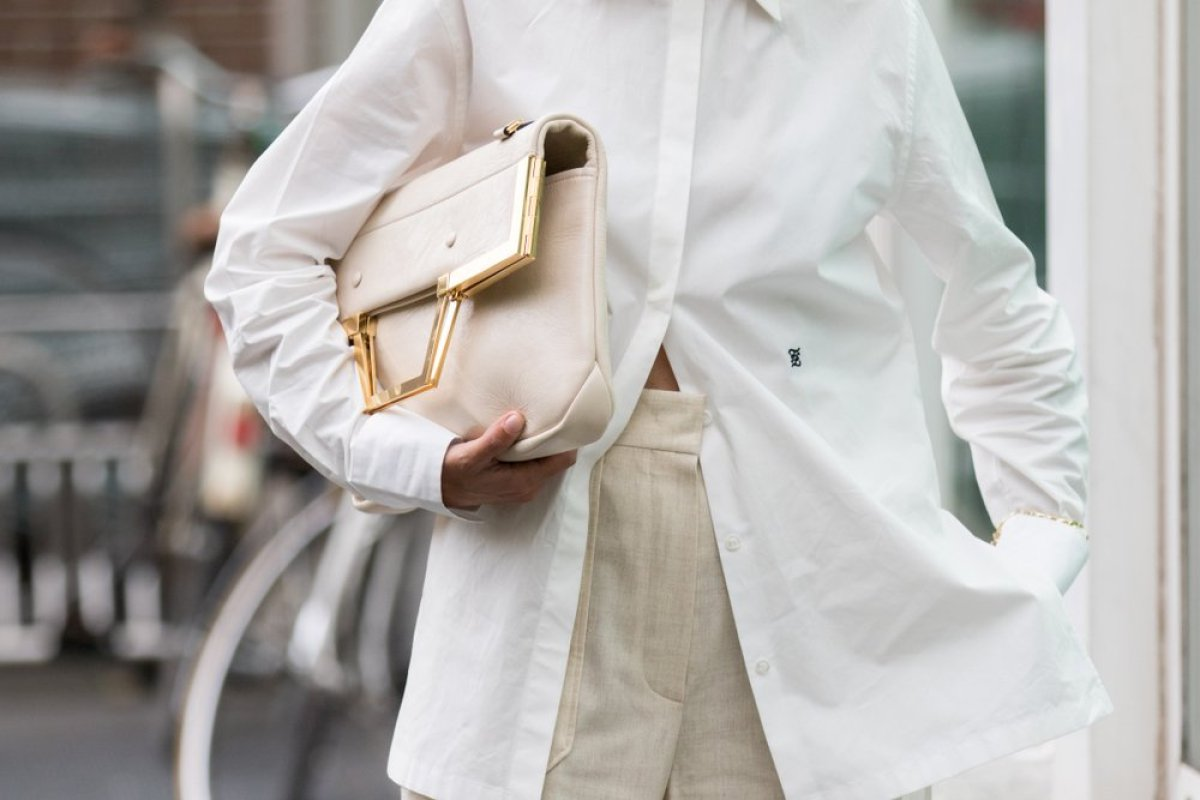 Како да не оставите трага од пудра на јаката од бела кошула: Трик што ќе ви го олесни животот