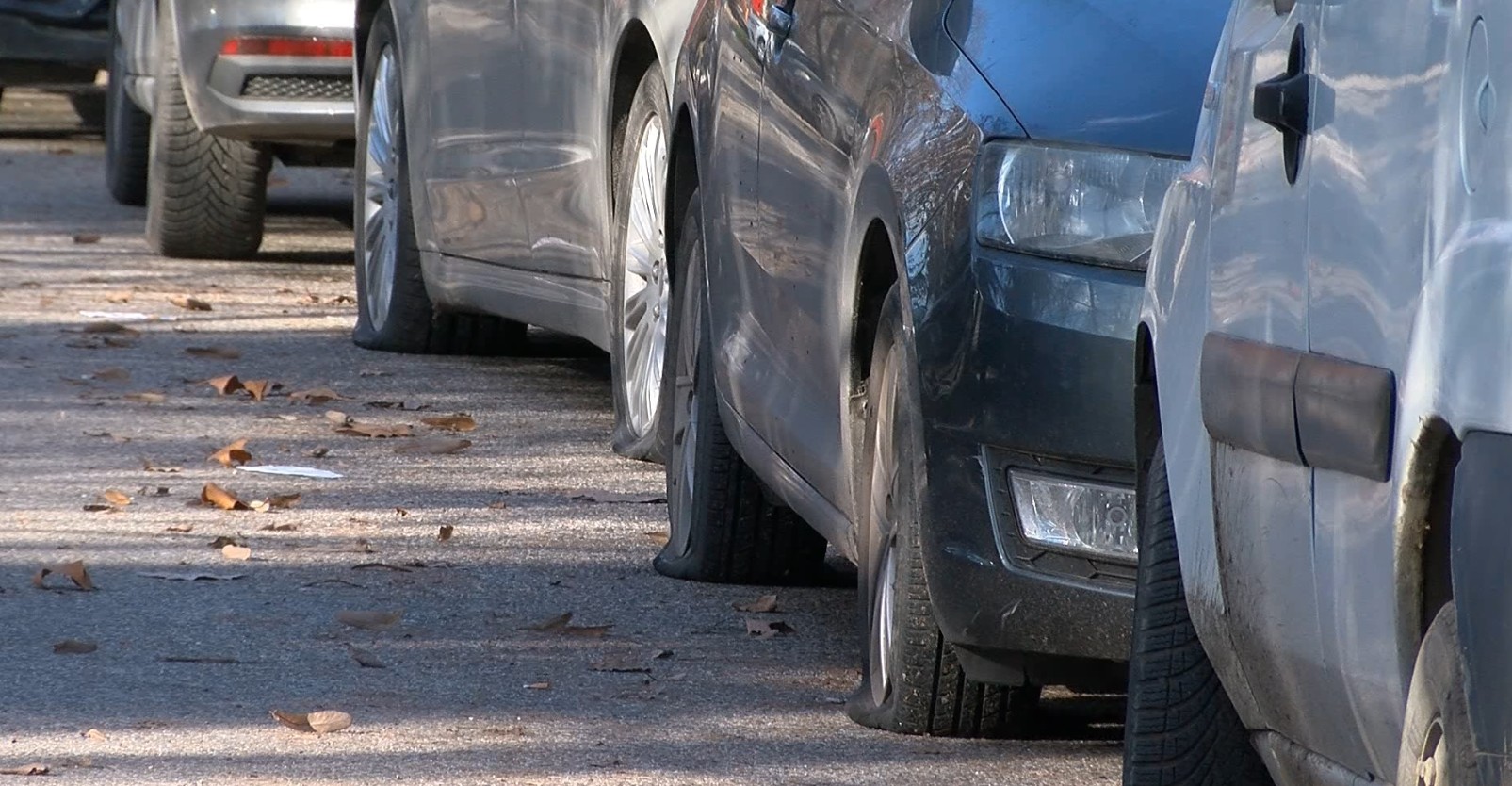 Масовен вандализам во Ново Лисиче: Оштетени над 40 возила