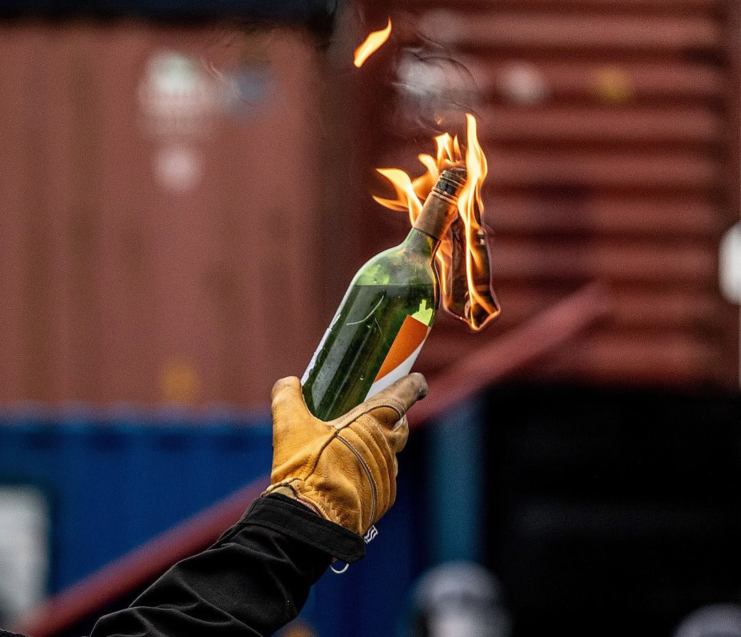 ПРОТЕСТ НА ОПОЗИЦИЈАТА ВО ТИРАНА ПОРАДИ НАОДИ ЗА КОРУПЦИЈА, се фрлаа Молотови коктели, четири лица уапсени