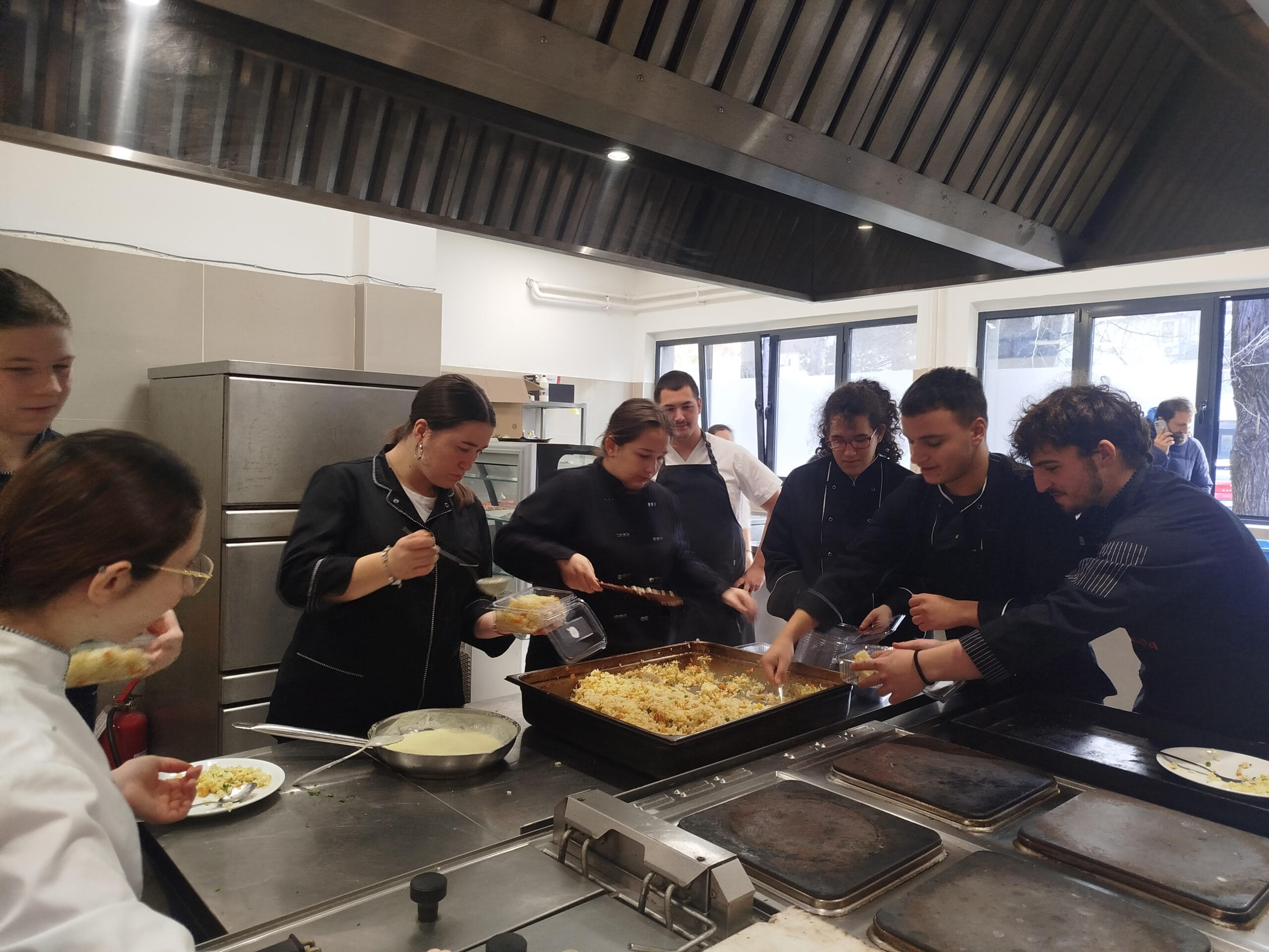 (ФОТО) Хуманост во акција – Учениците од РЦСОО „Ванчо Питошески“ со предновогодишна донација!