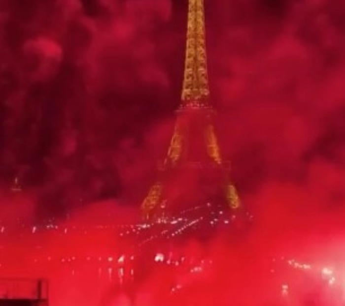 Приведени 40 лица поради непријавен огномет во близина на Ајфеловата кула