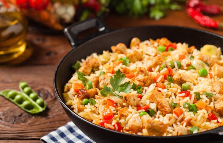 РЕЦЕПТ НА ДЕНОТ: Брз ориз со месо и зеленчук