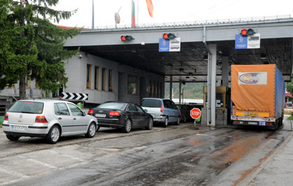 Возач остави пари на шалтерот – обид за поткуп на полицајка на „Ќафасан“