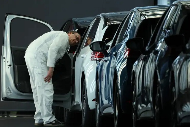 Германски министер ги предупредува производителите на автомобили: Иднината е електрична