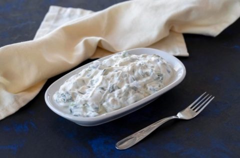 Француска салата со сирење и ореви