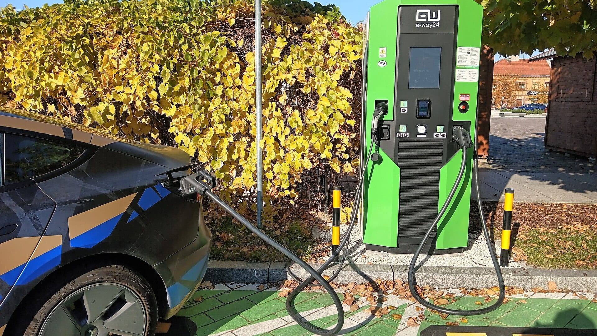 2025 ГОДИНА ВО ЕВРОПА ВО ЗНАКОТ НА ЕЛЕКТРИЧНИТЕ АВТОМОБИЛИ: Силен раст на продажбата на ЕВ и на хибридите, најпродаван автомобил во ноември – Tesla Model 3