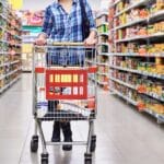 Дочек без раскош – маркетите полни со луѓе, но без шопинг-треска