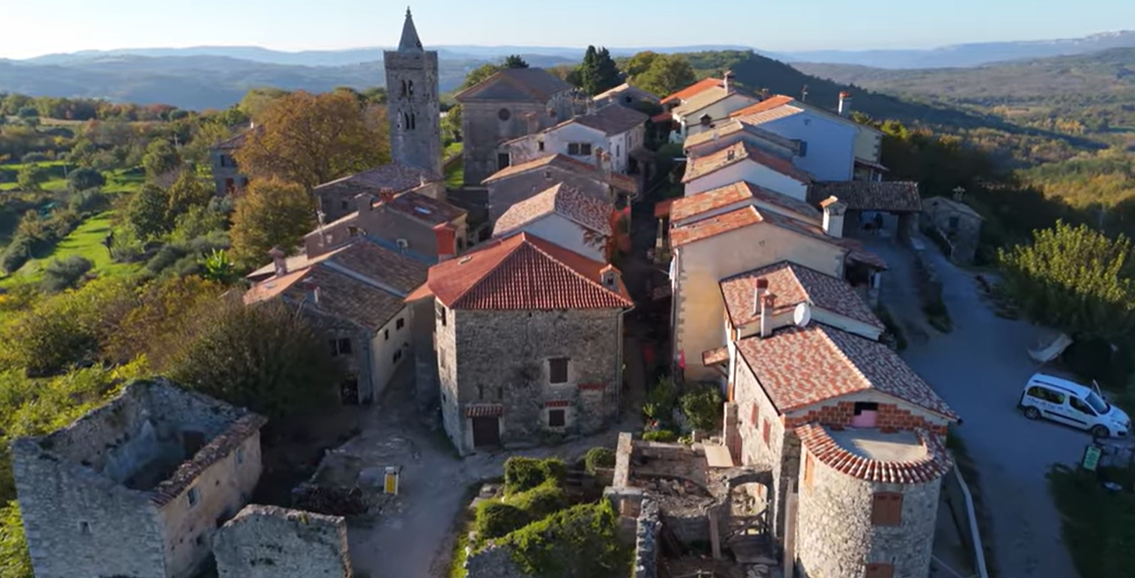 (ВИДЕО) ОВА Е НАЈМАЛИОТ ГРАД ВО ЕВРОПА: Се наоѓа во регионот