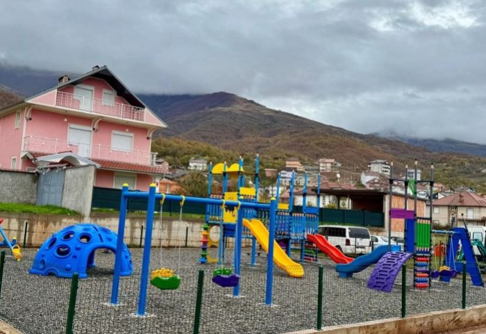 Во Центар Жупа изградено првото детско игралиште