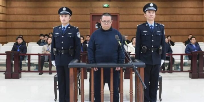 Во Кина погубен поранешен извршен директор поради земање мито