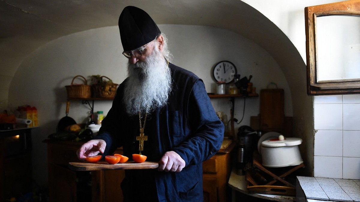 Секој треба да се угледа на монасите од Света Гора во време на Божиќниот пост: На масата мора да има скромност, урамнотеженост и благодарност
