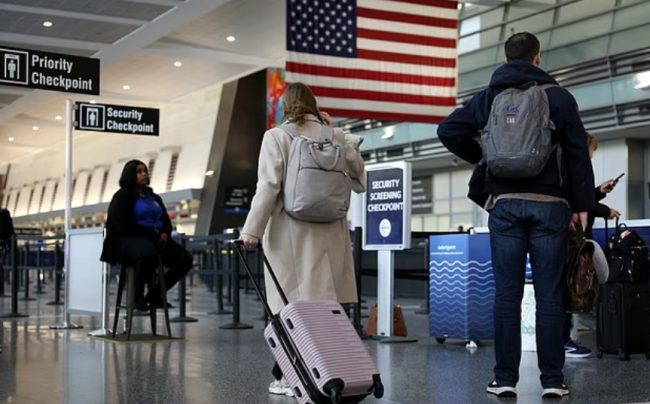 ВЛАДАТА НА ТРАМП ЌЕ БАРА ОД СТРАНСКИТЕ ТУРИСТИ ДА ДОСТАВАТ СÈ ШТО ОБЈАВИЛЕ НА СОЦИЈАЛНИТЕ МРЕЖИ ВО ПОСЛЕДНИТЕ ПЕТ ГОДИНИ