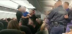 ОГРОМЕН СКАНДАЛ: Пијани навивачи на Слован вознемирувале патници на лет кон Скопје, полицијата не им дозволила влез во Македонија