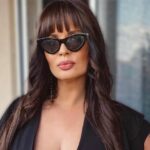 Српската пејачка со патерици во јавност, има тешкотии со одењето по операцијата