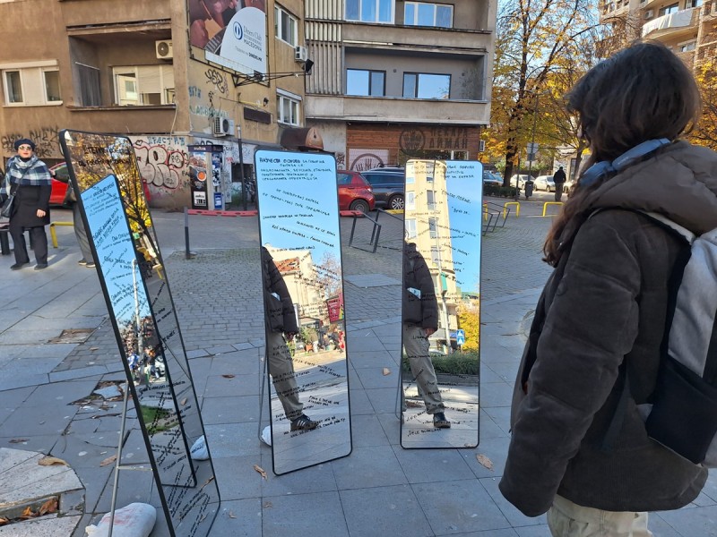 „Огледало“ – јавна уметничка интервенција во Скопје нѐ соочува со одразот на говорот на омраза