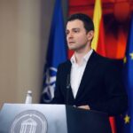 Ахмети живее во фолклорот од пред 20 години, вели Муцунски за барањето за избор на Влада со „Бадентер“