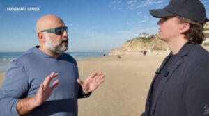 ВИДЕО: Соработникот на Зеленски од огромниот корупциски скандал се јави од плажа во Израел