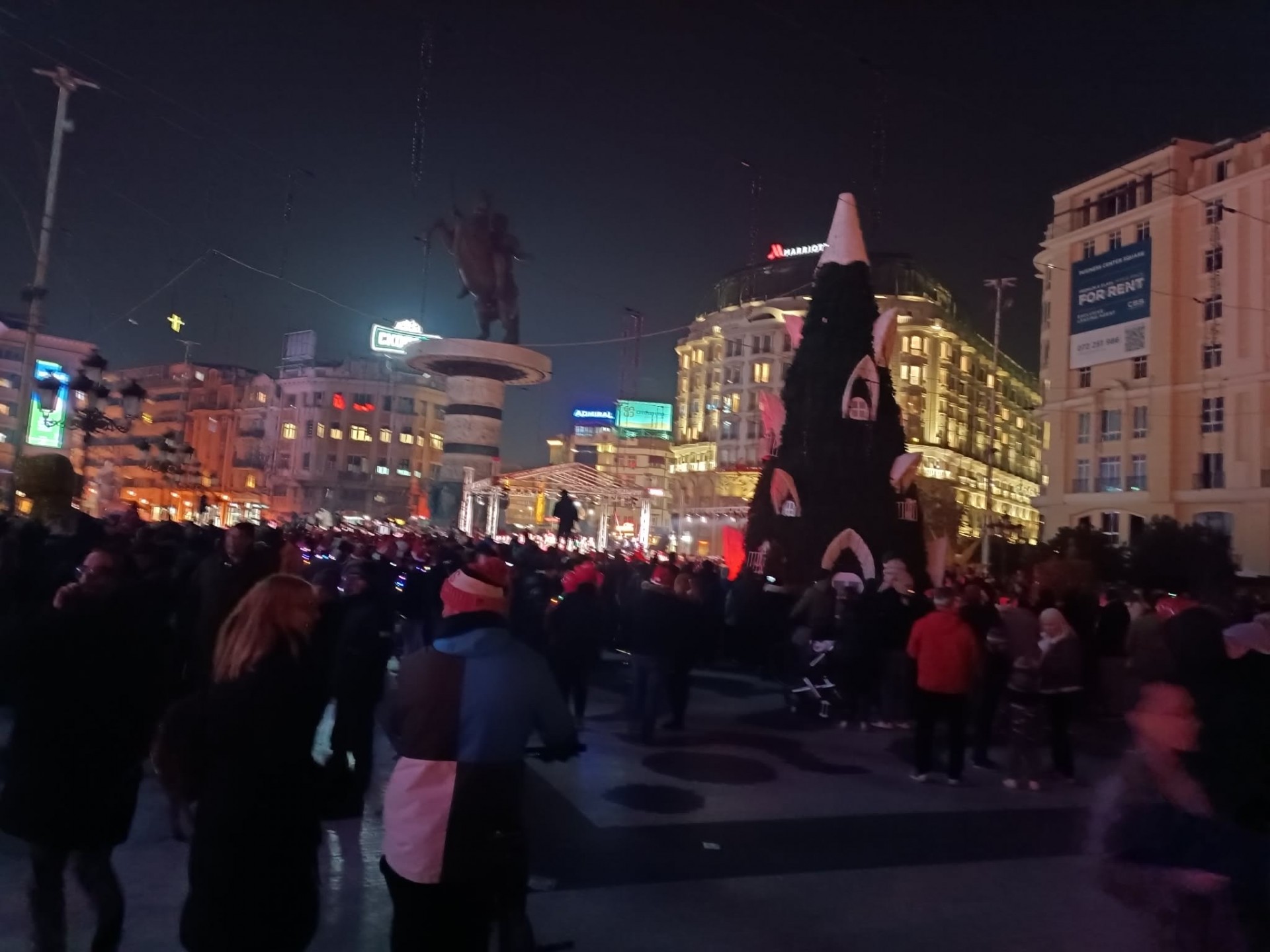 (ФОТО+ВИДЕО) Скопје блесна во новогодишно руво