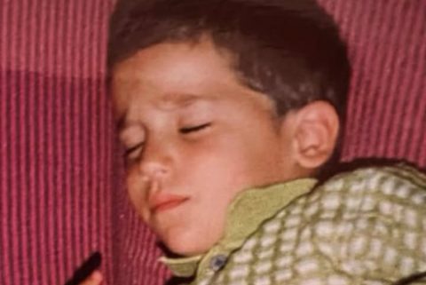 Можете ли да погодите кој наш познат пејач е ова заспано детенце?