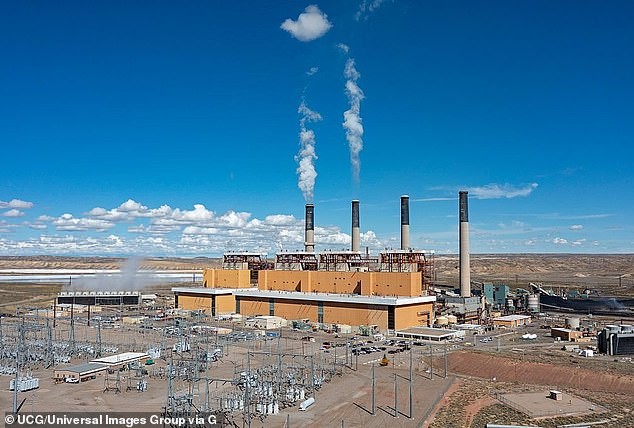 Повеќе од една година мистериозни НЛО над електрана во Вајоминг: Жителите и шерифот се збунети и исплашени од чудни објекти на небото