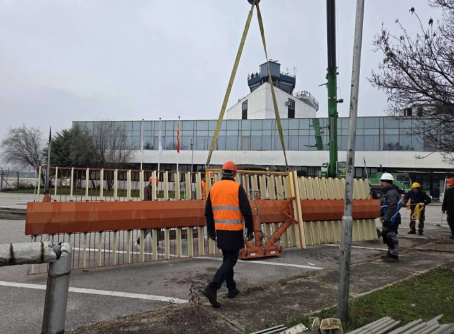 Започна демонтажа на стариот радар на Аеродромот Скопје, авионскиот сообраќај се одвива непречено