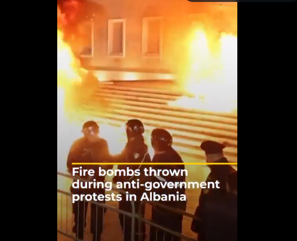 (ВИДЕО) НАСИЛНИ ПРОТЕСТИ ВО ТИРАНА: Демонстрантите фрлаа молотови коктели кон Владата