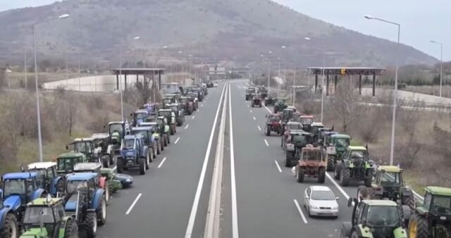 Грчките земјоделци продолжуваат да протестираат и блокираат патишта низ целата земја