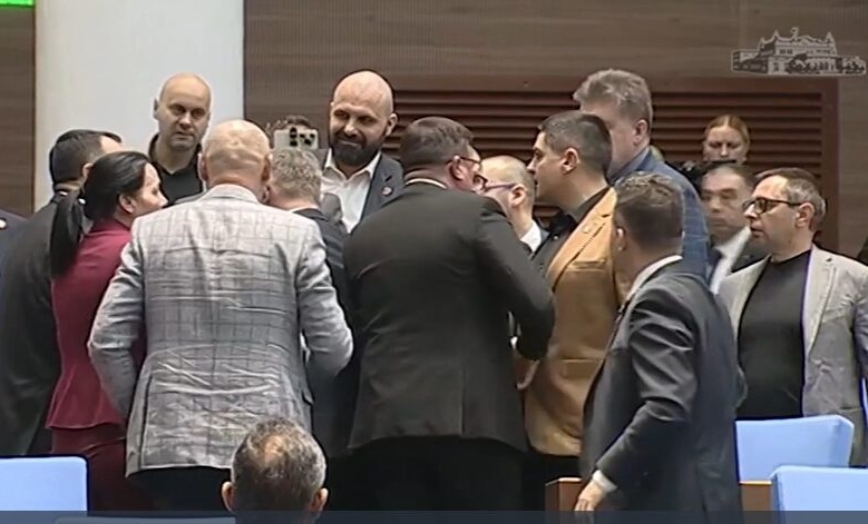 (ВИДЕО) Тепачка во бугарскиот парламент – туркање и клоци меѓу пратениците