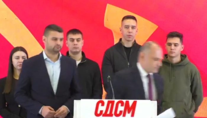 ФИЛИПЧЕ „ФРЛА БОМБИ“ И БЕГА: Молњевито избега од Бихаќка без одговор на новинарите за мигрантите „што ги увезува од Лондон“