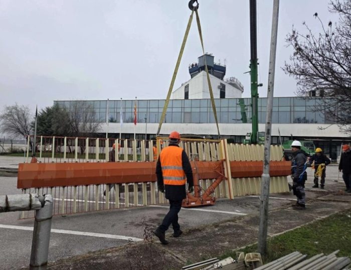 МОДЕРНИЗАЦИЈА НА АЕРОДРОМОТ ВО СКОПЈЕ: Се демонтира стариот радар кој ќе биде заменет со новиот современ Мод S радар