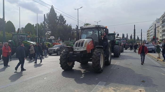 Грчките земјоделци ги заоструваат протестите и блокадите