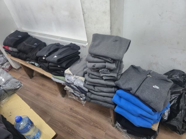 Запленети на автопат 272 парчиња разновидна брендирана стока и 174 парчиња рачен алат