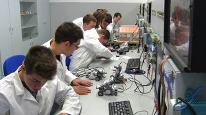 Средните училишта се подготвуваат за отворање реални компании преку нова програма